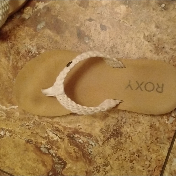 Roxy flip flop gently used - Picture 2 of 3